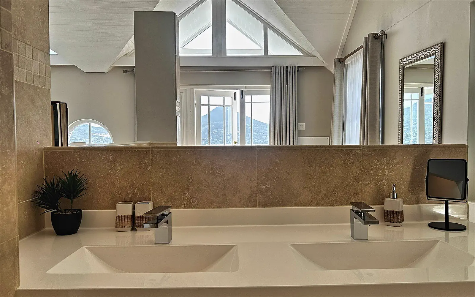 Double basin with a large mirror and daylight from the sloping roof